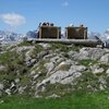 Die zwei Liegest&uuml;hle aus Holz warten auf m&uuml;de Wanderer - Foto: MS, &copy; Peer