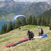 Die Startwiese der Paragleiter befindet sich direkt neben dem Wanderweg - Foto: MS, &copy; Peer