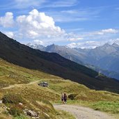 wanderer unterhalb der rastkogelhuette