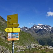 wegweiser im hintergrund schobergruppe um petzeck