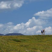 wanderer am bonner hoehenweg bei thurntaler