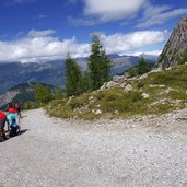 wanderer am forstweg zur karlsbader huette