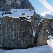 gespaltener stein im pinnistal