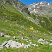 wegweiser nach dresdner huette oder mutterbergeralm