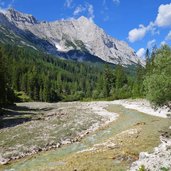 leutascher ache im gaistal dahinter hohe karkopf und hochwand hohe wand in der mieminger kette