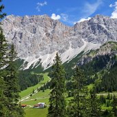 ehrwalder alm und dahinter wetterspitzen