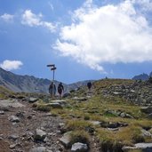 wanderer am weg unterhalb goldseen