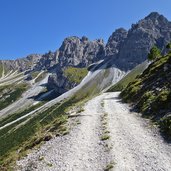 weg bei adolf pichler huette dahinter kalkkoegel