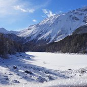 obernberger see menschen auf dem eis winter