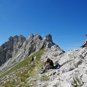 wanderer bei mandlscharte dahinter mandlspitze