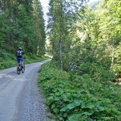 mountain biker auf route almstrasse langer grund