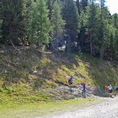 wanderer und mountain biker bei nauders stier alm