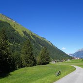 lechtal und lechradweg bei haeselgehr ortschaft griessau