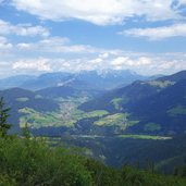 blick auf wildschoenau und dahinter kaisergebirge panorama bis schatzberg fr