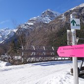 wegweiser winterwanderweg gschnitztal