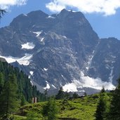 tiefental alm blick auf kaunergrat mit rofelewand