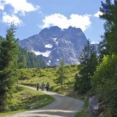 tiefental alm blick auf kaunergrat mit rofelewand darunter wanderer