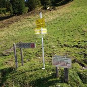 wegweiser bei abzweigung kreuzjoch huette