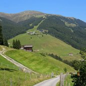 blick von reischwiese auf moseltraettalm umbrellabar und fussalm bahn koenigsleiten