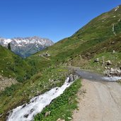 wanderer im moostal oberhalb rossfall alpe weg ueberflutet