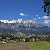 zimmertal hoefe nockhof dahinter hall in tirol absam und mils