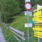 wegweiser wanderwege bei strasse ins pinnistal