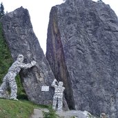 gespaltener stein vom pinnistal und stubaier steinriesen fr