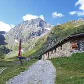 weg bei karalm dahinter habicht