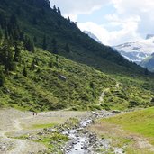 wanderpfad im jamtal bei schnapfenalpe wanderer