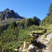 wanderer am weg zur franz senn huette unterhalb alpein alm