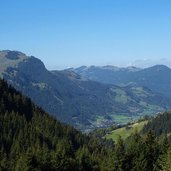 blick richtung staudach und schattberg siedlung bei kitzbuehel