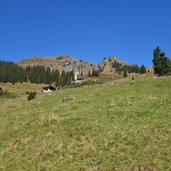 blick zur hochwildalmhuette dahinter bischof spitze bis sonnspitze fr