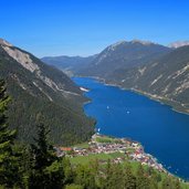 aussicht von zwoelferkopf auf achensee und pertisau