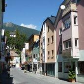 imst kramergasse im hintergrund laurentiuskirche