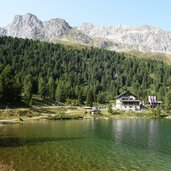 staller sattel oberseehuette und obersee dahinter almerhorn