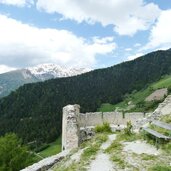 burg rotund taufers im muenstertal dahinter piz uriola sesvennagruppe