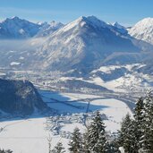 winter blick auf inntal und eingang zillertal bei strass im zillertal dahinter jenbach