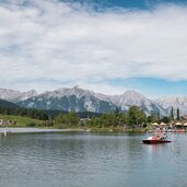 Familie im Tretboot auf dem Wildsee in Seefeld in Tirol