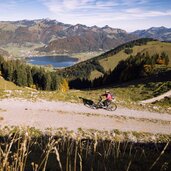 Kaiserwinkl Urlaub Aktivitaeten Walchsee Herbst Radfahren