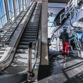 Skifahrer in der Gondelstation