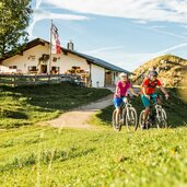 e bike fahrer auf der huberalm in den kitzbueheler alpen