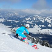 skifahrerin im skigebiet st johann in tirol