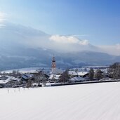 winter in baumkirchen schnee im dorf
