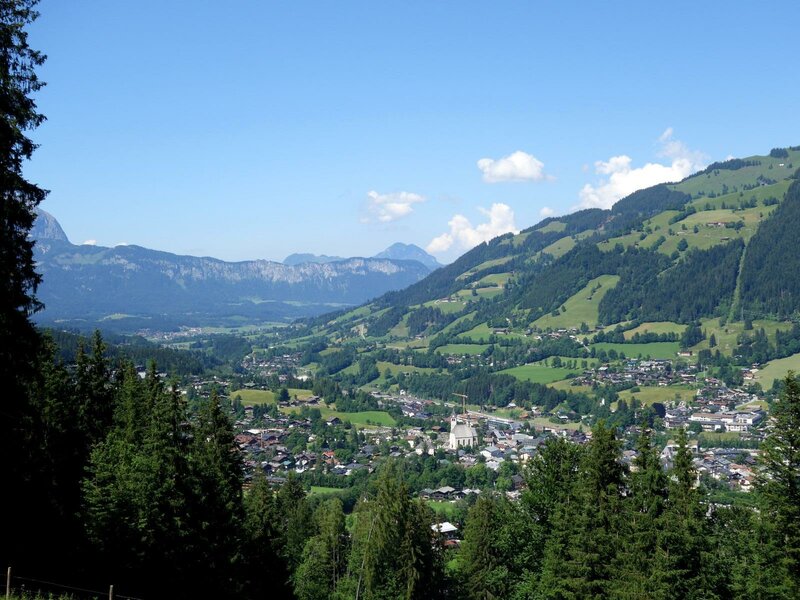 D_9000-hahnenkamm-strasse-blick-auf-kitzbuehel.JPG