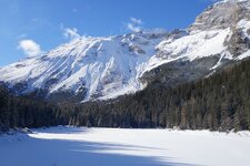 obernberger see dahinter kleiner tribulaun und obernberger tribulaun