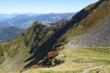 wanderer am weg kellerjoch