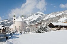 dorfzentrum von brixen im thale