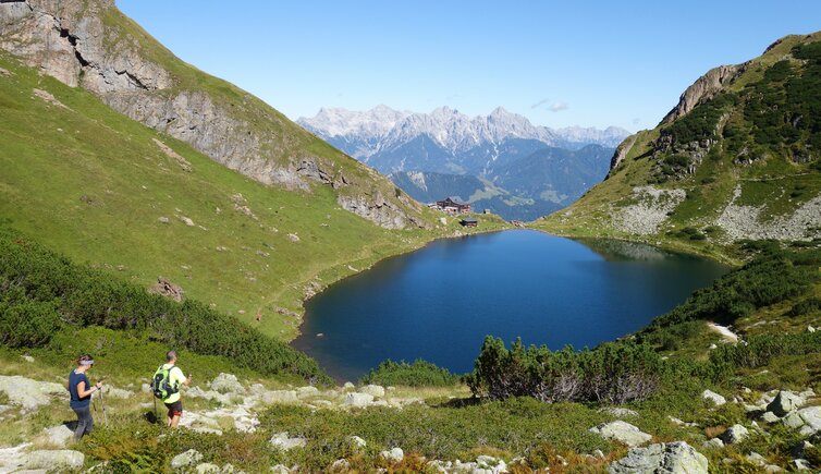 wildsee vom weg a aus dahinter loferer steinberge und wanderer