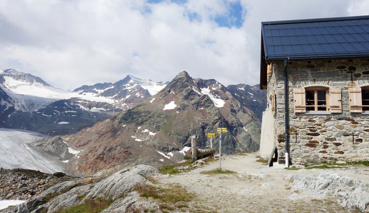 aussicht auf karlesferner und tiefenbachkogel bis mittelbergferner und braunschweiger huette und karleskogel fr