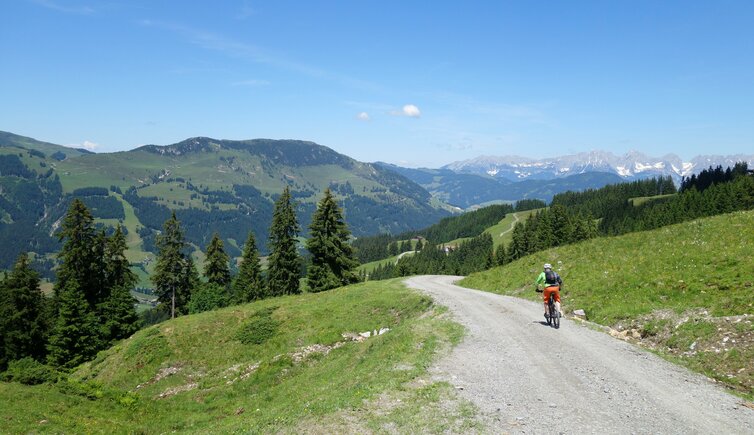 usterkar weg zum penglstein mtb route biker richtung tal